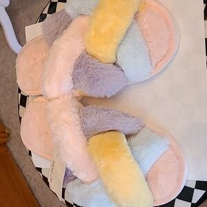 Avenue Zoe Soft Pastel Faux Fur Slippers Size 38-39 New (Size 7-8)